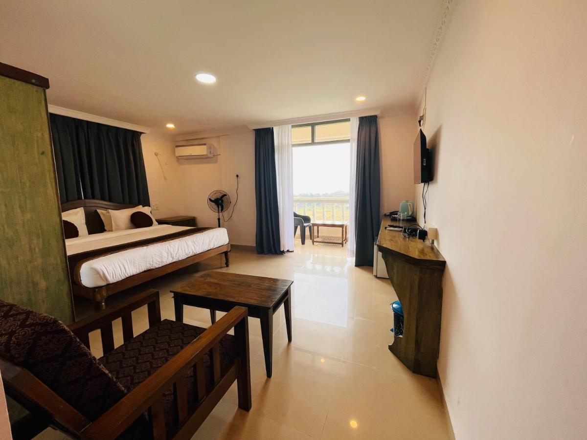 Nagas Hotel Satyavati Morjim Bagian luar foto