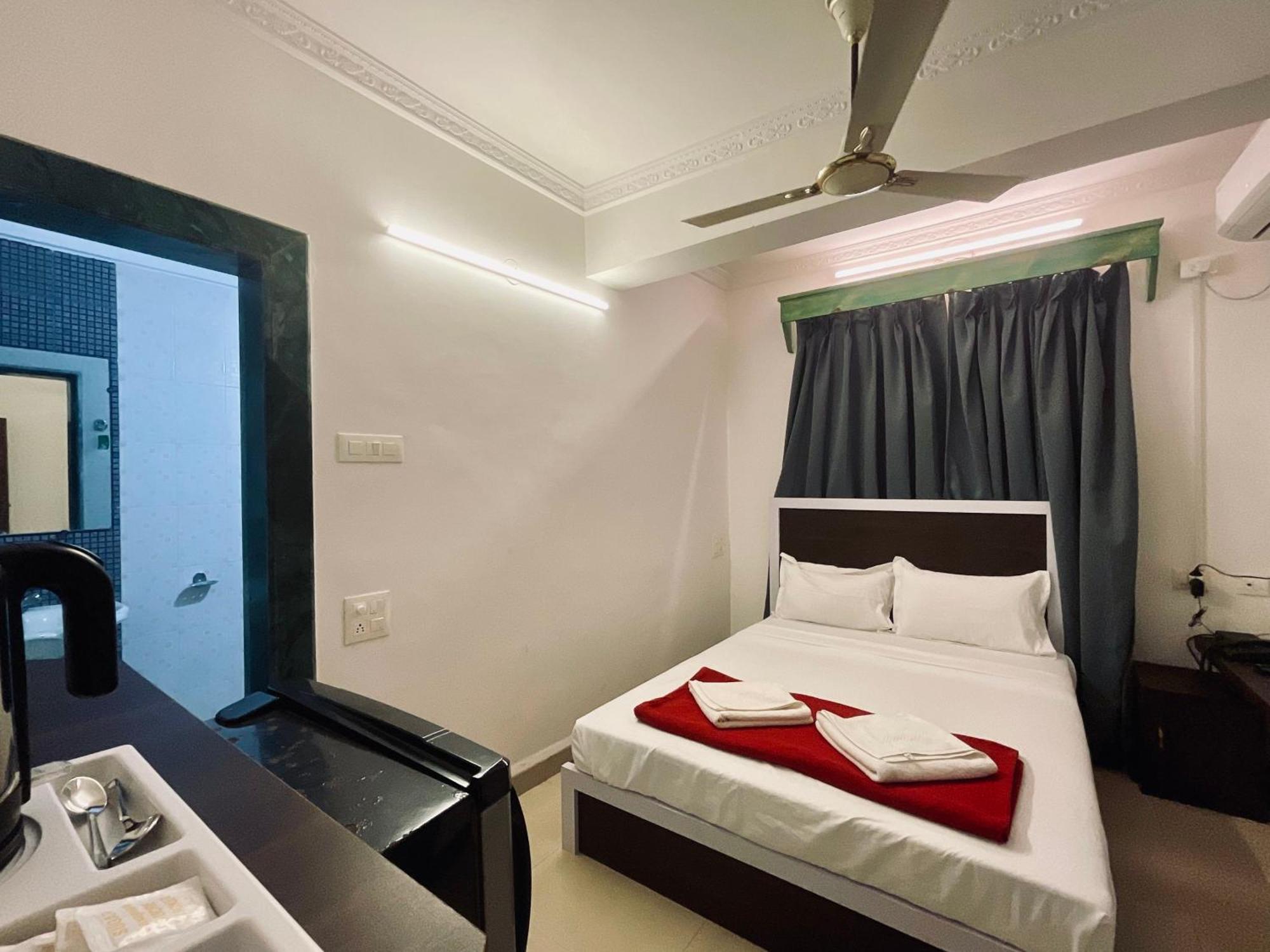 Nagas Hotel Satyavati Morjim Bagian luar foto